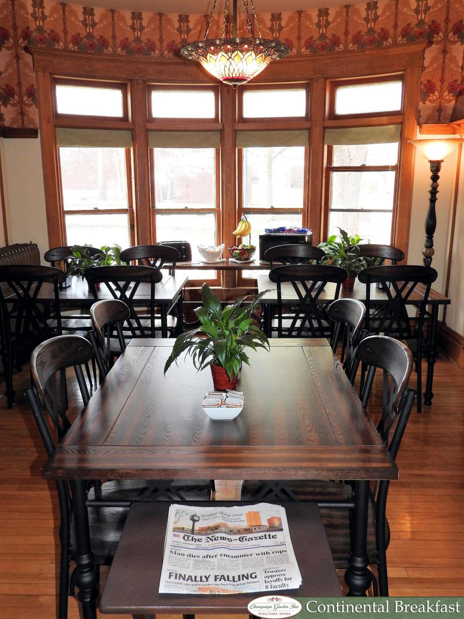 Champaign Garden Inn Bagian luar foto