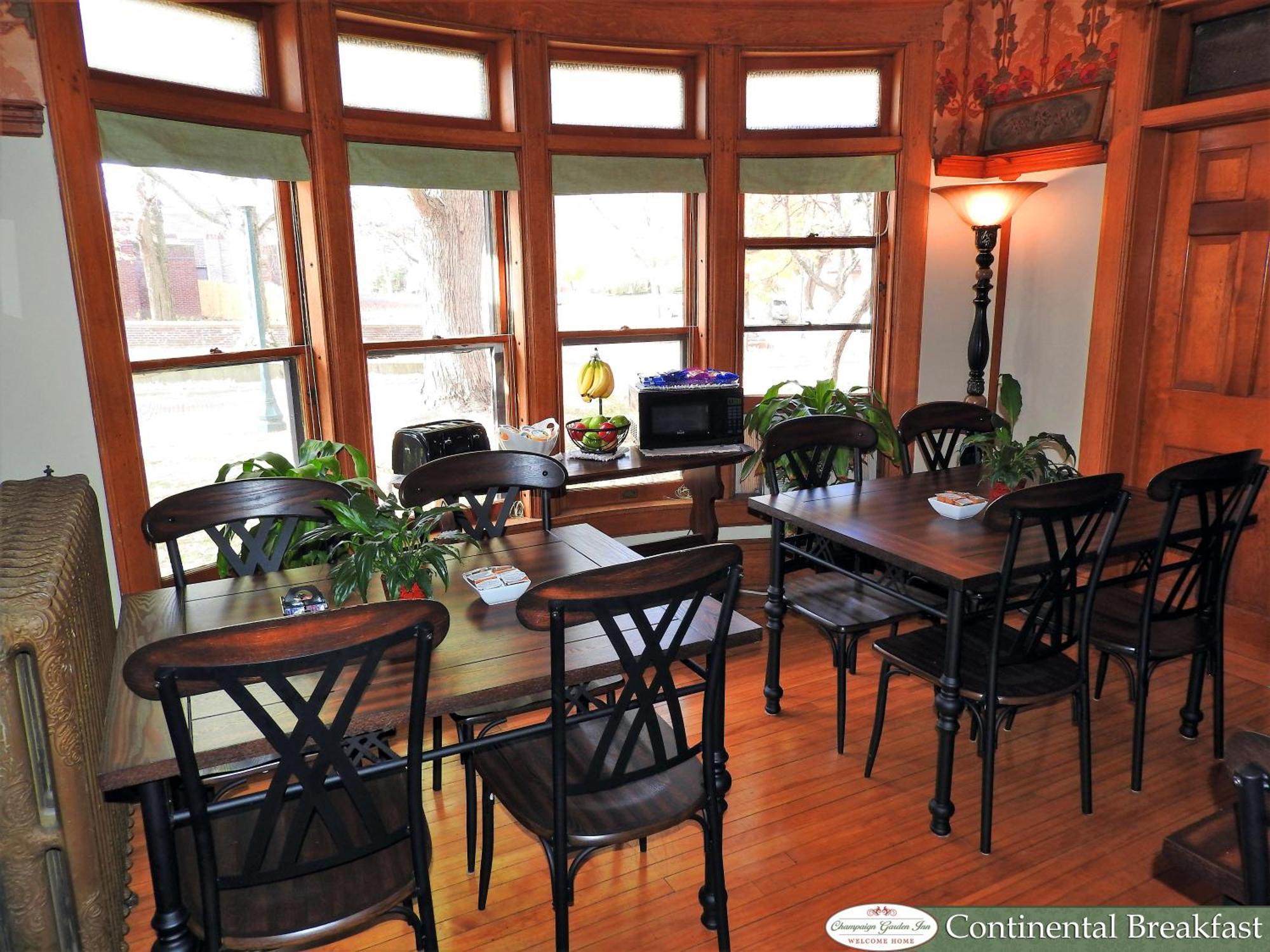 Champaign Garden Inn Bagian luar foto