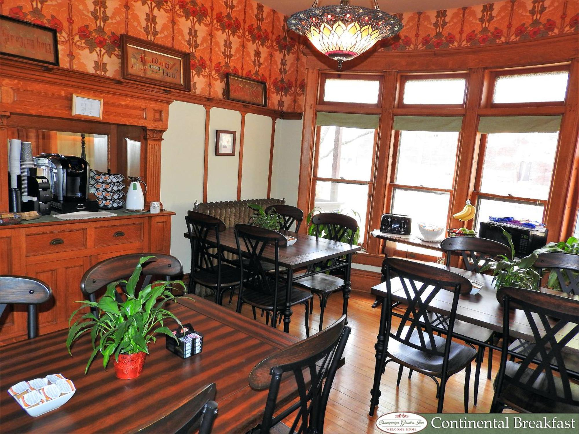 Champaign Garden Inn Bagian luar foto