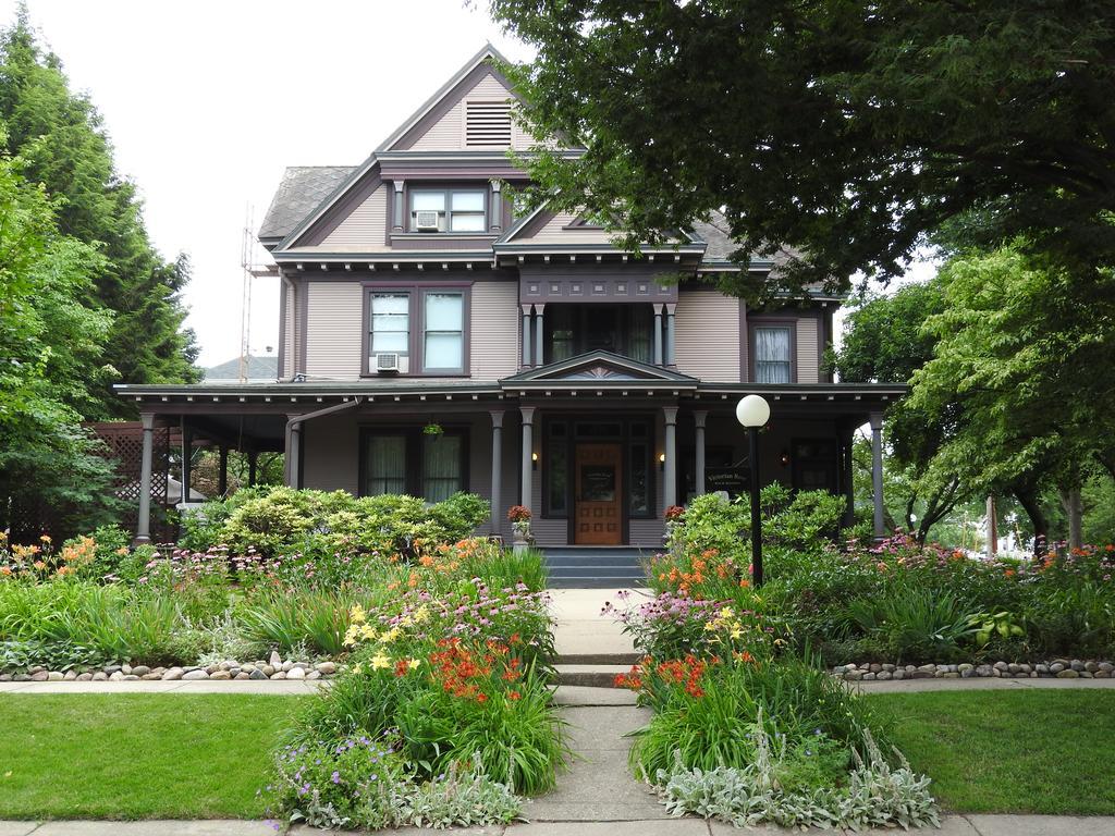 Champaign Garden Inn Bagian luar foto