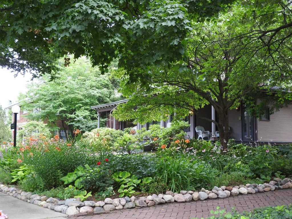 Champaign Garden Inn Bagian luar foto