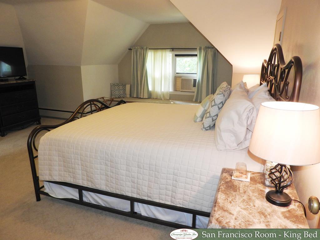 Champaign Garden Inn Bagian luar foto