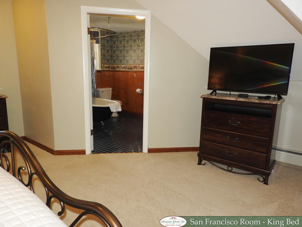 Champaign Garden Inn Bagian luar foto