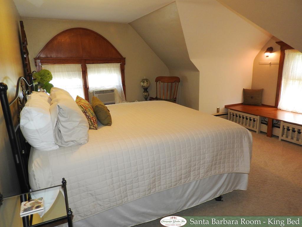 Champaign Garden Inn Bagian luar foto