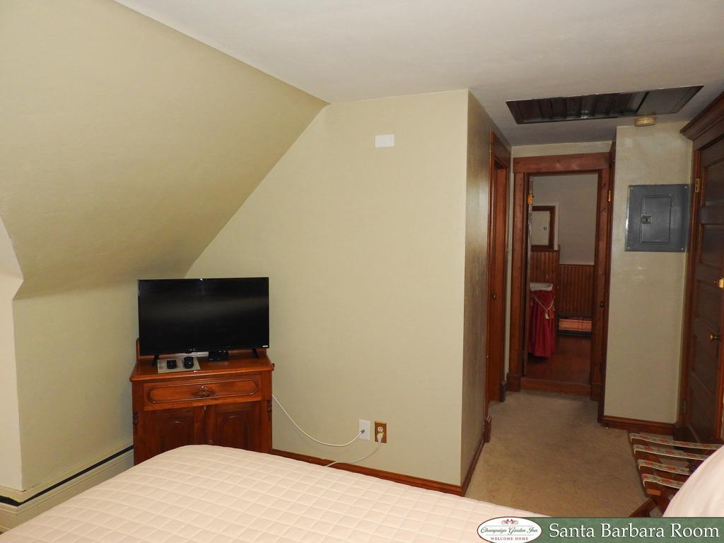 Champaign Garden Inn Bagian luar foto