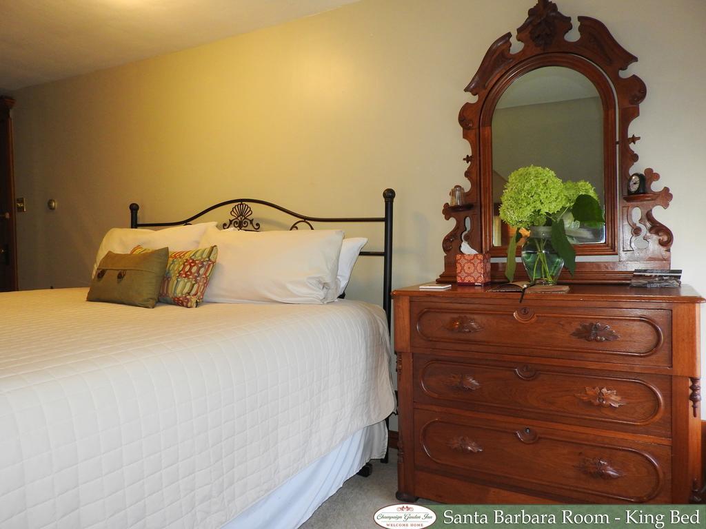 Champaign Garden Inn Bagian luar foto