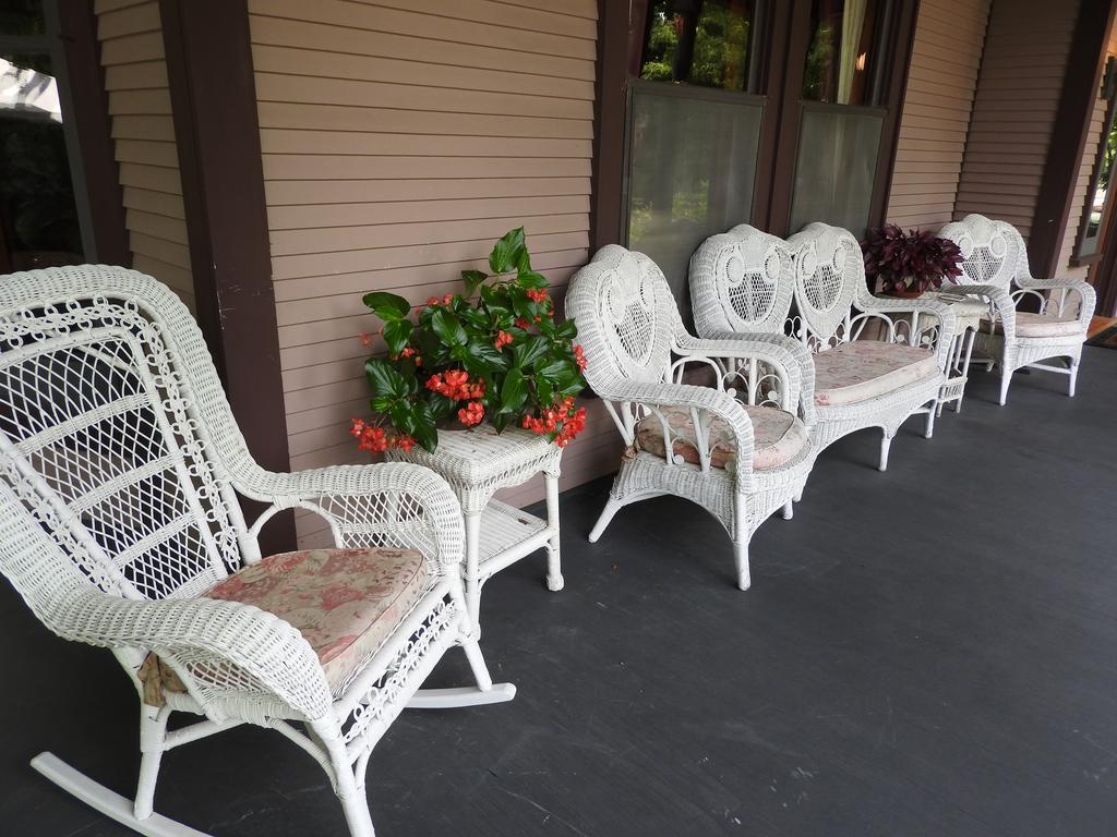 Champaign Garden Inn Bagian luar foto
