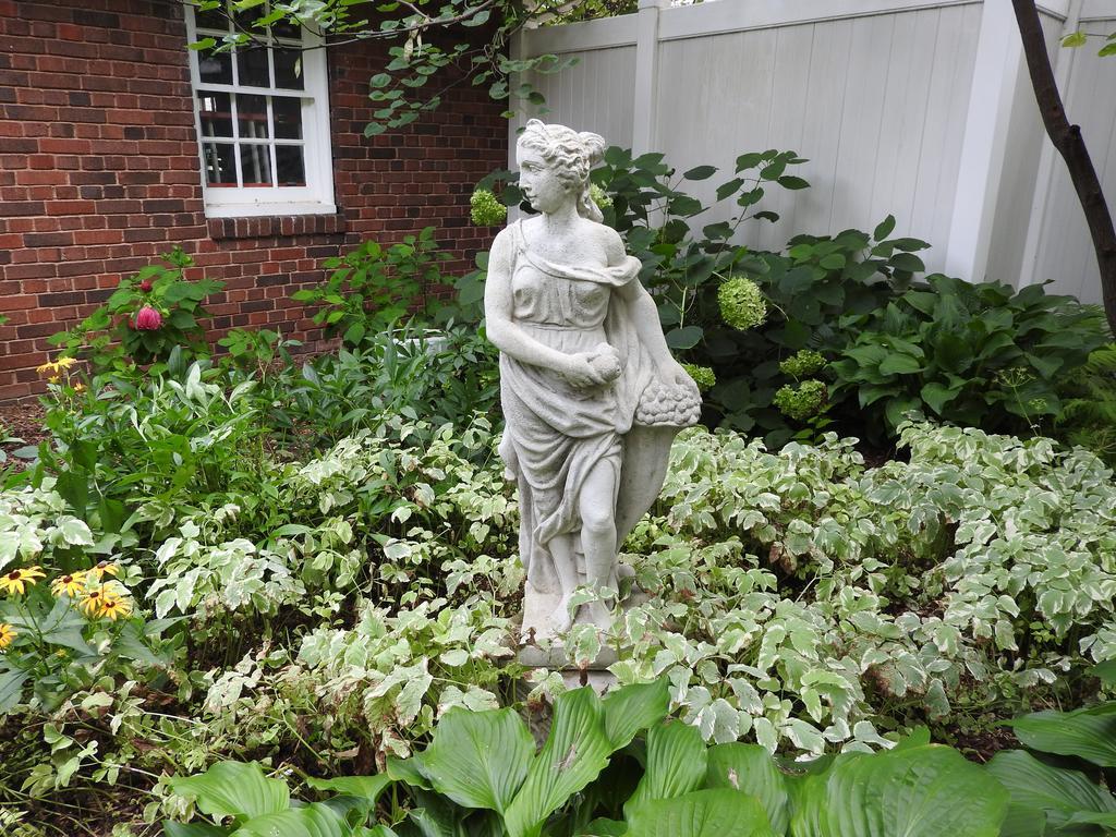 Champaign Garden Inn Bagian luar foto