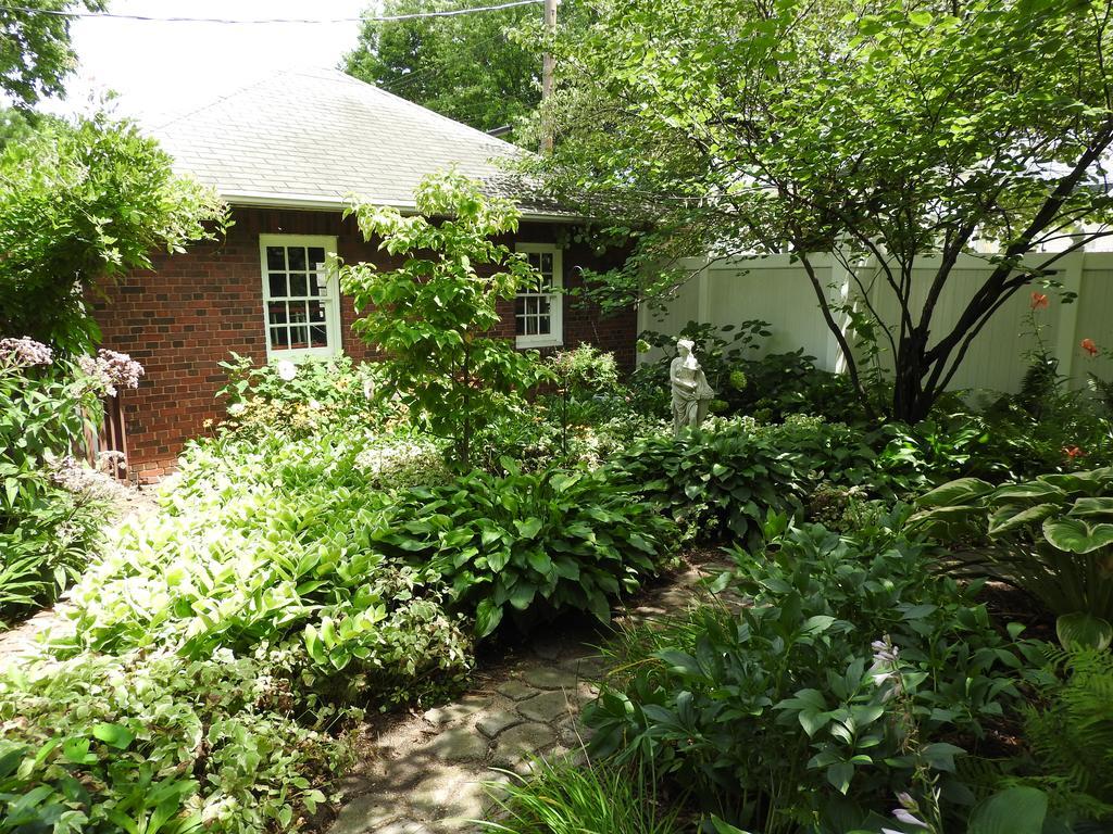 Champaign Garden Inn Bagian luar foto