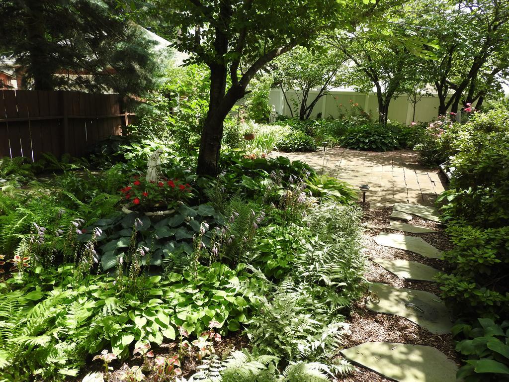 Champaign Garden Inn Bagian luar foto
