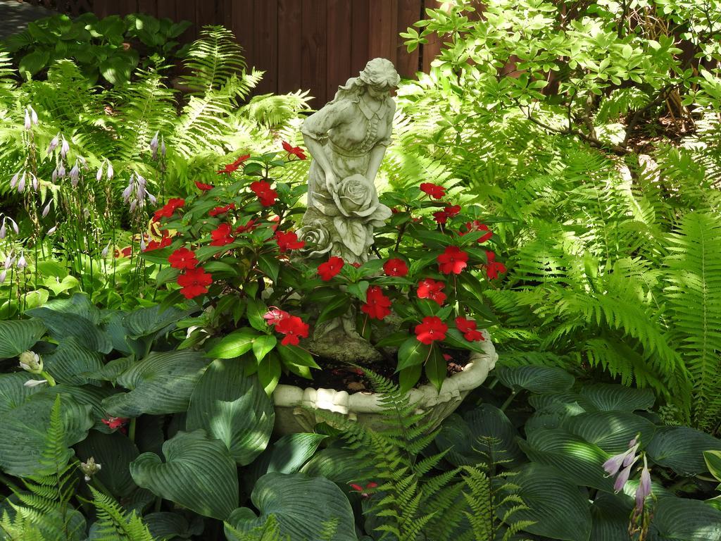 Champaign Garden Inn Bagian luar foto