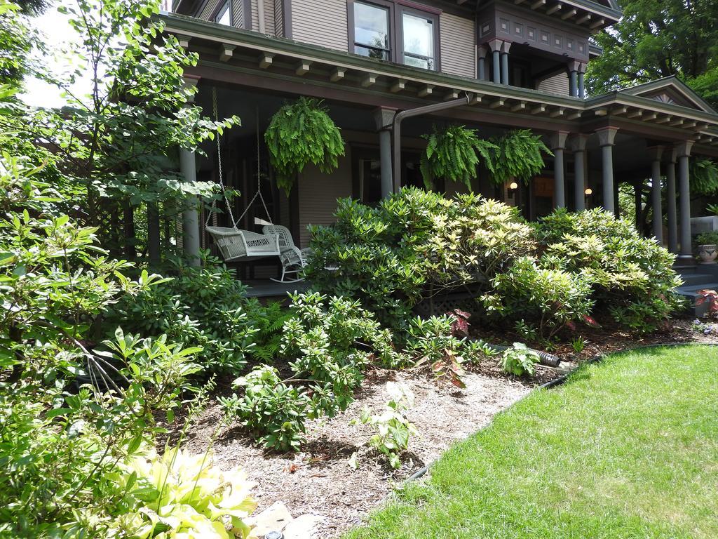 Champaign Garden Inn Bagian luar foto